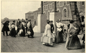 "Innvandrere ankommer Ellis Island. Fra "Norsk Famile-Journal", 1904, Nr. 43. Ellis Island var hovedporten for immigranter til USA rundt forrige århundreskifte. Gjengitt med tillatelse fra Nasjonalbiblioteket."