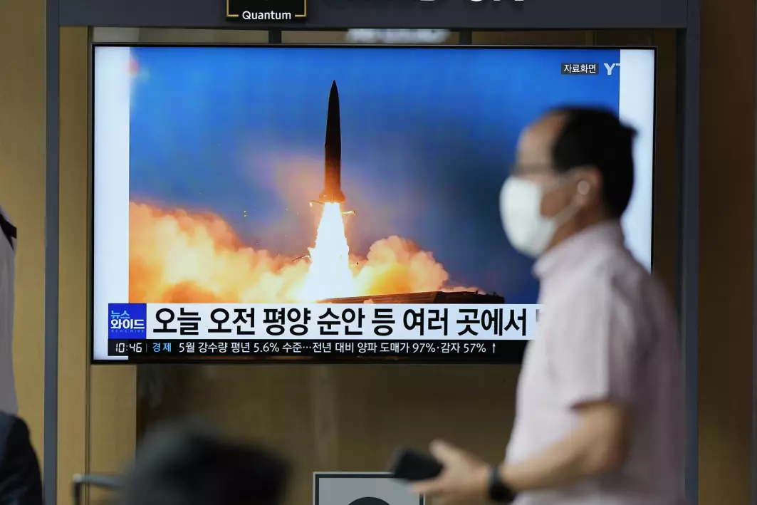 En nyhetssending på sørkoreansk TV viser en av Nord-Koreas siste rakettester. Antallet atomvåpen i verden har minket marginalt det siste året, men er ventet å stige de neste ti årene, konkluderer en rapport fra det svenske SIPRI-instituttet.