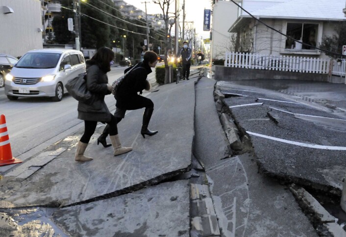 "Fortauet i byen Urayasu er totalt ødelagt etter fredagens jordskjelv, men når det kommer til sikring av bygg og infrastruktur er det få som kan konkurrere med japanerne. (Foto: Toshifumi Kitamura/Scanpix)" "Fortauet i byen Urayasu er totalt ødelagt etter fredagens jordskjelv, men når det kommer til sikring av bygg og infrastruktur er det få som kan konkurrere med japanerne. (Foto: Toshifumi Kitamura/Scanpix)"