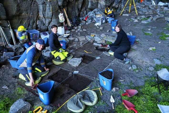 ARCAVE-arkeologene i arbeid inne i Kirkhelleren på Træna. Prosjektet ledes av Norsk institutt for kulturminneforskning.