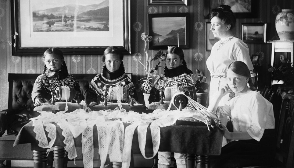 «Kniplepiger». Tre grønlandske jenter med tradisjonelle perlekrager lager blondekanter i et dansk hjem. Fra venstre: Bolethe Hom, Bolethe Heilmann, Sara Josefsen, fru K. Bugge og Ragnhild Bugge.