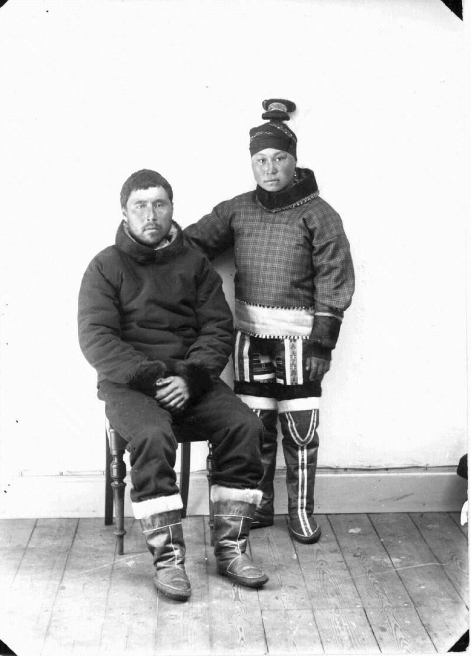 Dette bildet av Johan og Bolethe Kreutzmann er et typisk Møller-bilde, et nakent og stivt studioportrett, med alvorlige uttrykk. Bolethe har en tradisjonell grønlandsk hårknute.