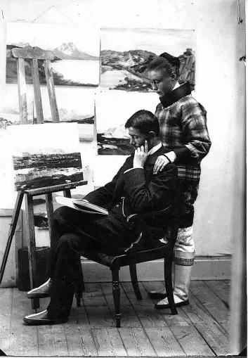 Møllers bror Stephen og hans kone Hansine er omgitt av kunst. Blandingen av det grønlandske og danske er tydelig, med Stephen i dress, klokke og kamikker og Hansine i grønlandske klær, men med en løs hårknute, inspirert av danskene. Møllers bror Stephen og hans kone Hansine er omgitt av kunst. Blandingen av det grønlandske og danske er tydelig, med Stephen i dress, klokke og kamikker og Hansine i grønlandske klær, men med en løs hårknute, inspirert av danskene.
