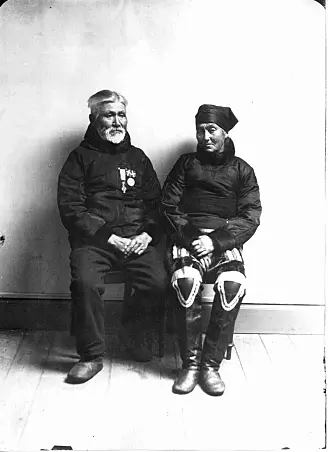 Møller har portrettert foreldrene sine, Lars og Louise Møller, i fotostudioet sitt i Nuuk. Louise har på seg dekorerte kamikker, støvler av selskinn som når opp til knærne. På overdelen til Lars henger en fortjenestemedalje med dansk flagg som sier noe om hvem de er. Møller har portrettert foreldrene sine, Lars og Louise Møller, i fotostudioet sitt i Nuuk. Louise har på seg dekorerte kamikker, støvler av selskinn som når opp til knærne. På overdelen til Lars henger en fortjenestemedalje med dansk flagg som sier noe om hvem de er.