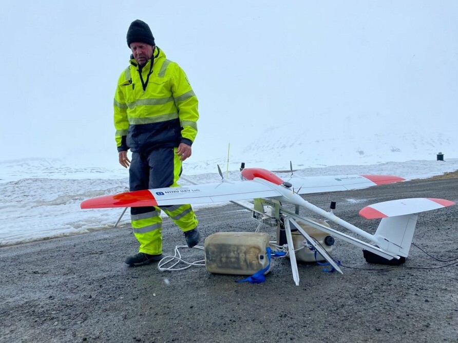Pål Kvaløy in front of an unmanned drone equipped with a hyperspectral camera from the NTNU AUV Lab. (Photo: Asgeir J. Sørensen)