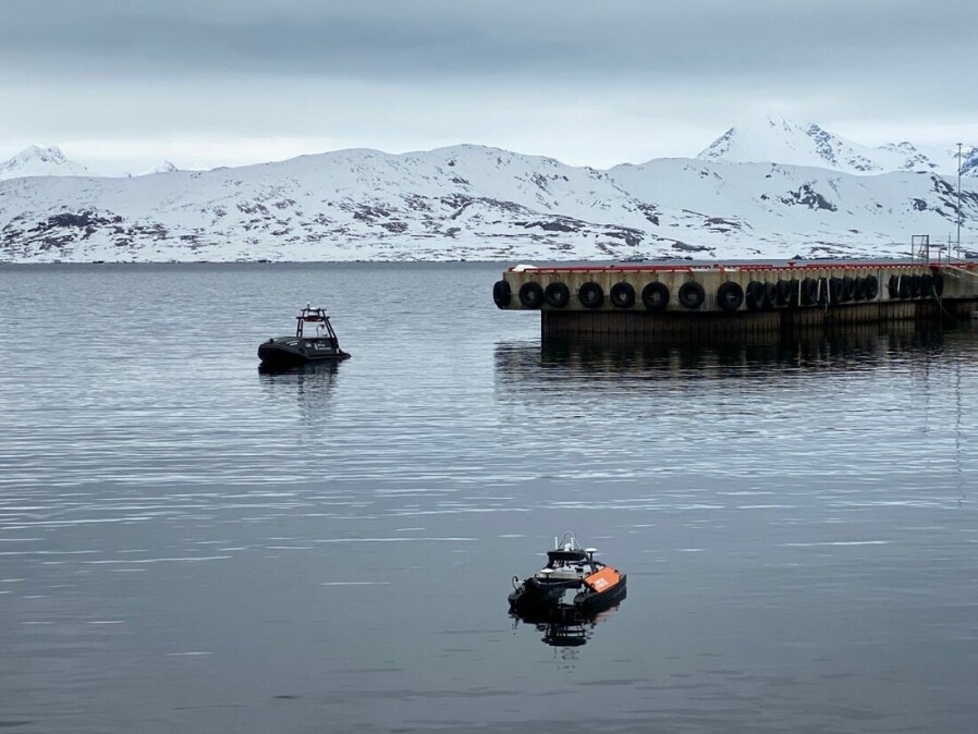 To ubemannede og autonome fartøy: Apherusa og Otter, laget av Maritime Robotics. (Foto: Asgeir J. Sørensen)