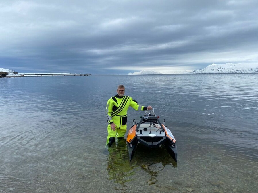 Geir Johnsen, professor i marin biologi, med en «SeaBee» fra Maritime Robotics som er utstyrt med et hyperspektralt kamera som skanner havet. (Foto: Asgeir J. Sørensen)