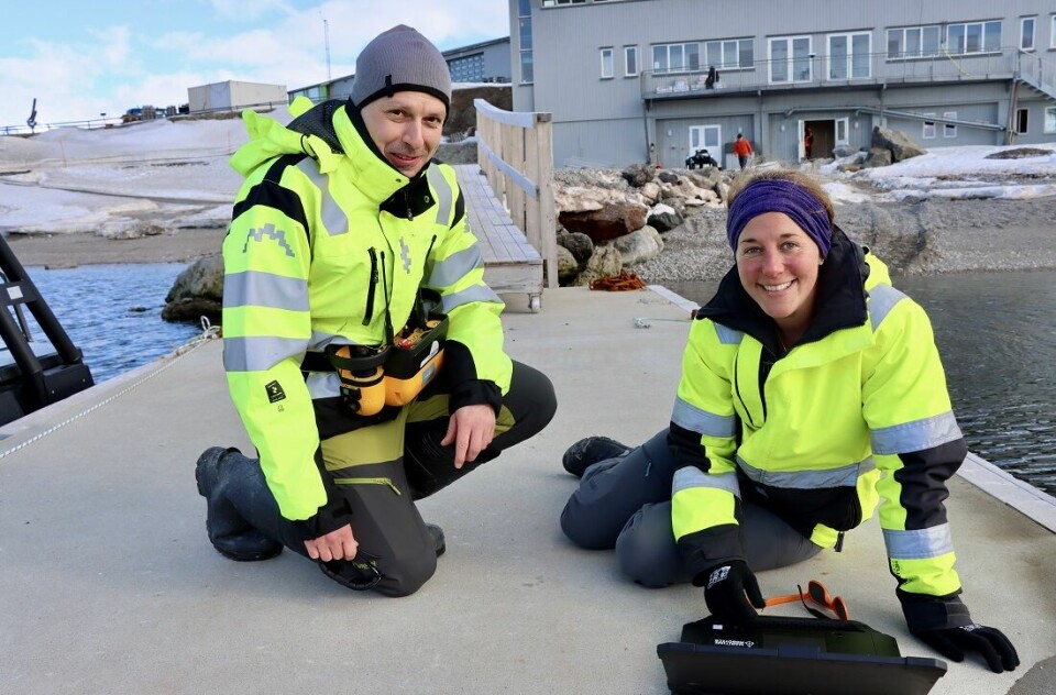 Emily Venables (right) and Tomasz Piotr Kopec from the University of Tromsø participated in the exercise by operating the unmanned boat called Apherusa, which conducted acoustic measurements, as well as measuring temperature, salinity and water depths. (Photo: Live Oftedahl / NTNU)
