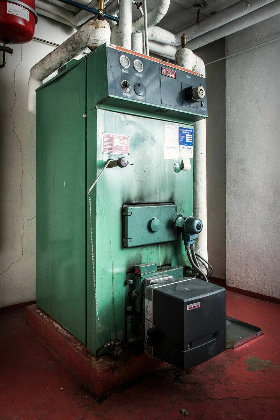 Oil heating was more common in the past, but it is no longer allowed in Norway. The photo shows an old oil heater.