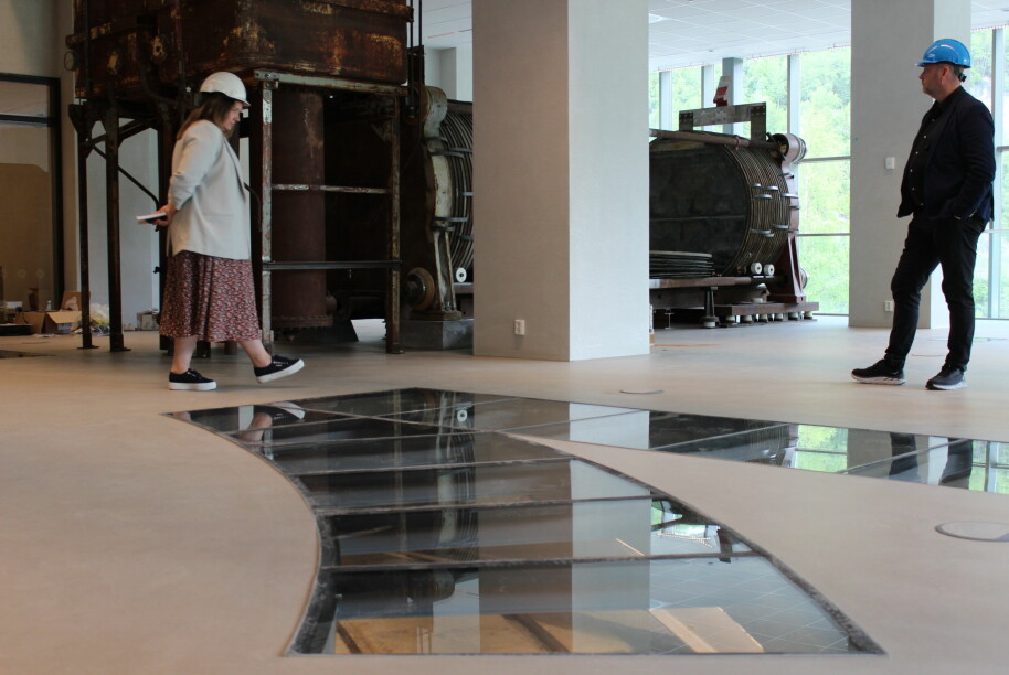 Nytt og gammelt er koblet sammen i utstillingshallen over tungtvannskjelleren. Blant annet med vinduer i gulvet.