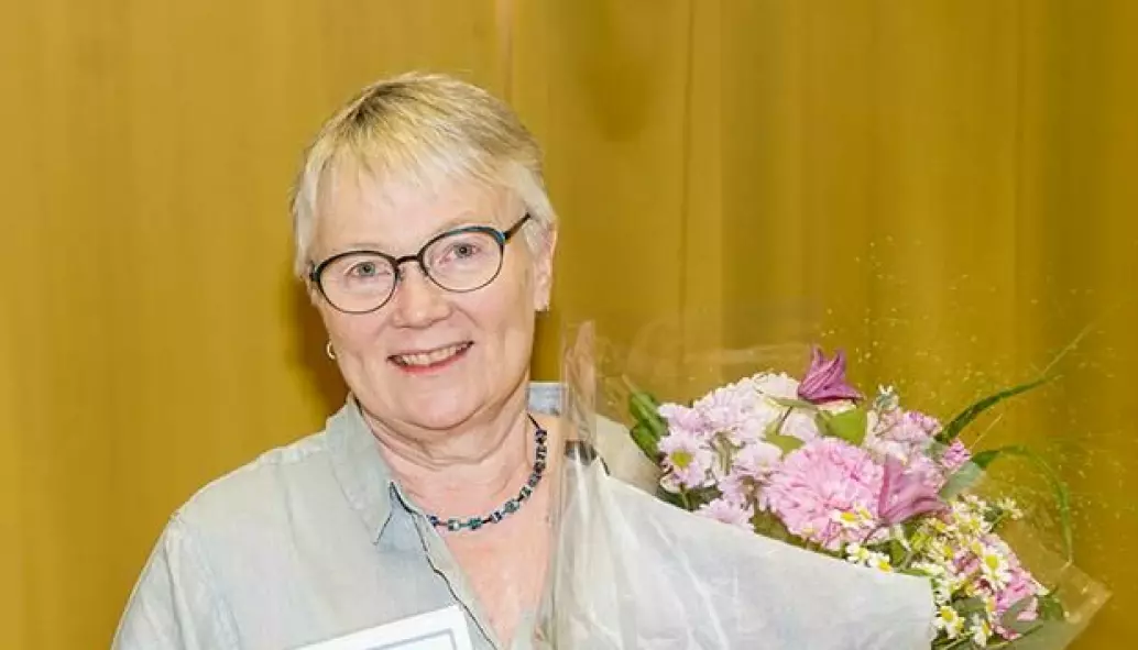 Prisvinner Jorunn Sandvik fikk blomster og diplom i tillegg til 150.000 kroner i prispenger.