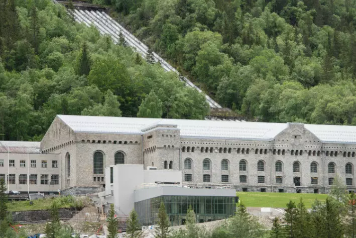 Bygget som huser tungtvannskjelleren er ikke det du først legger merke til om du kjører forbi Vemork på Rjukan.