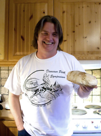 Jørn Hurum viser fram produktet av en fem timer lang bakeprosess: surdeigsbrød. (Foto: Ingrid Spilde) Jørn Hurum viser fram produktet av en fem timer lang bakeprosess: surdeigsbrød. (Foto: Ingrid Spilde)