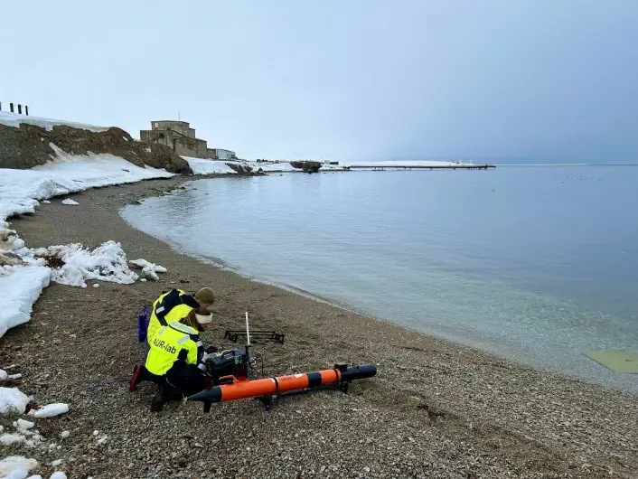 Jens Einar Bremnes and Karoline Barstein, both NTNU PhD candidates, prepared an autonomous underwater vehicle that will study an area using SilCam — developed by SINTEF Ocean — which films microscopic details in the water.