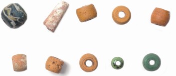 Funn av perler i graven fra jernalderen gjorde at arkeologene trodde de hadde med en kvinnegrav å gjøre. (Foto: Terje Tveit, Arkeologisk museum) Funn av perler i graven fra jernalderen gjorde at arkeologene trodde de hadde med en kvinnegrav å gjøre. (Foto: Terje Tveit, Arkeologisk museum)