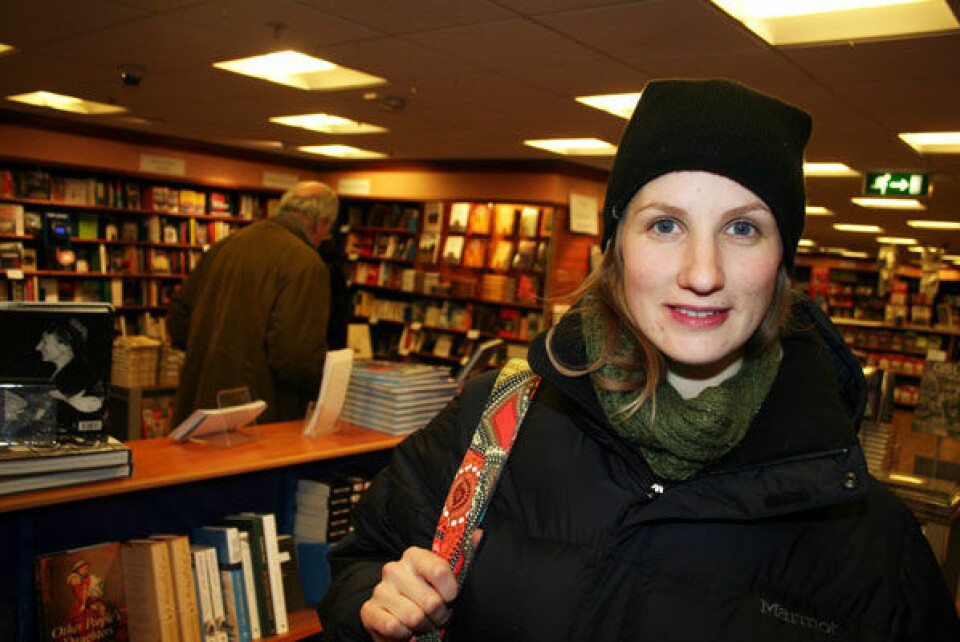 Populærvitenskap finner veien under mange juletrær. Førskolelærer Anna Skagefjord på jakt etter en bok om historie. (Foto: Asle Rønning)