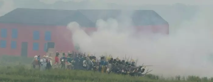 Hvert år blir slaget ved Waterloo gjenskapt av tusenvis av frivillige som kler seg ut som soldater, offiserer og sivile. Det skjer på samme eng som slaget sto, og de følger slagets bevegelser og trefninger gjennom dagen.