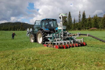 Ved våtsåing blir frøet blanda inn i husdyrgjødsel før såing. (Foto: Oddbjørn Kval-Engstad) Ved våtsåing blir frøet blanda inn i husdyrgjødsel før såing. (Foto: Oddbjørn Kval-Engstad)