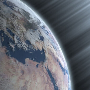 Kosmisk stråling treffer jorda hele tiden, men i ulike mengder avhengig av hvor godt solas magnetfelt beskytter oss. (Illustrasjon: Danish National Space Center) Kosmisk stråling treffer jorda hele tiden, men i ulike mengder avhengig av hvor godt solas magnetfelt beskytter oss. (Illustrasjon: Danish National Space Center)
