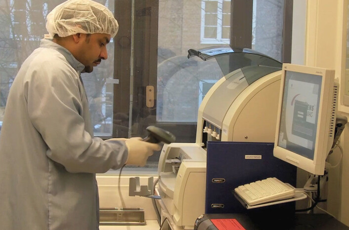 Faisal Suhel fra Veterinærinstituttet gjør klar for genanalyse i en nukleinsyre-ekstraktor. Intet skal være uprøvet for å fravriste "Eventyrhøna" dens dobbelte hemmelighet. (Bilde fra videoen) Faisal Suhel fra Veterinærinstituttet gjør klar for genanalyse i en nukleinsyre-ekstraktor. Intet skal være uprøvet for å fravriste "Eventyrhøna" dens dobbelte hemmelighet. (Bilde fra videoen)