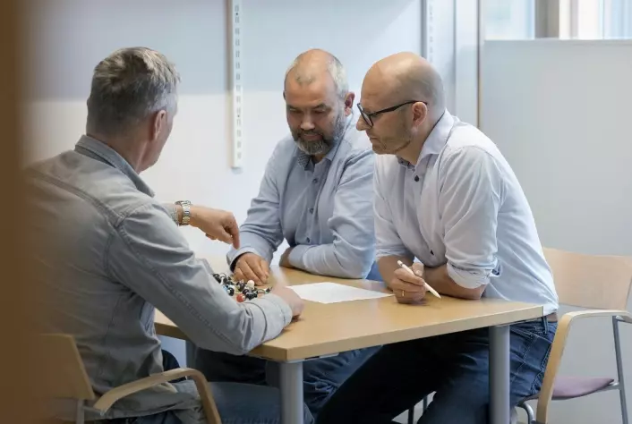 – Innovasjon handler ikke bare om å få en god idé eller jobbe fram en ny oppdagelse, sier Gaute Brede. Her diskuterer han med Eirik Sundby og Bård Helge Hoff.