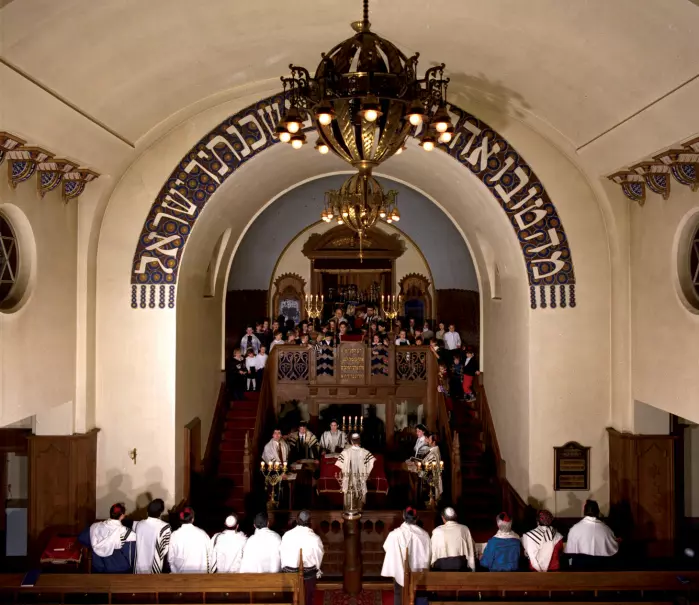 Slik foregår en del av gudstjenesten i synagogen i Oslo.