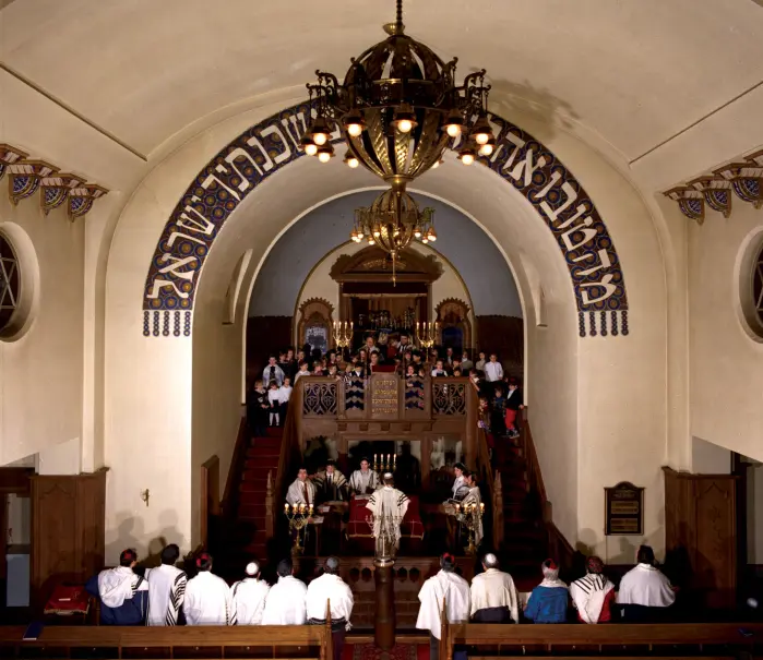 Slik foregår en del av gudstjenesten i synagogen i Oslo. Slik foregår en del av gudstjenesten i synagogen i Oslo.