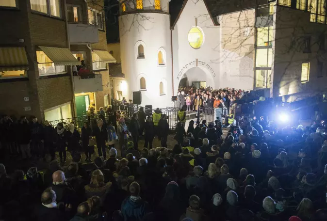 I 2015 tok muslimsk ungdom initiativ til å danne Fredens ring rundt synagogen i Oslo.