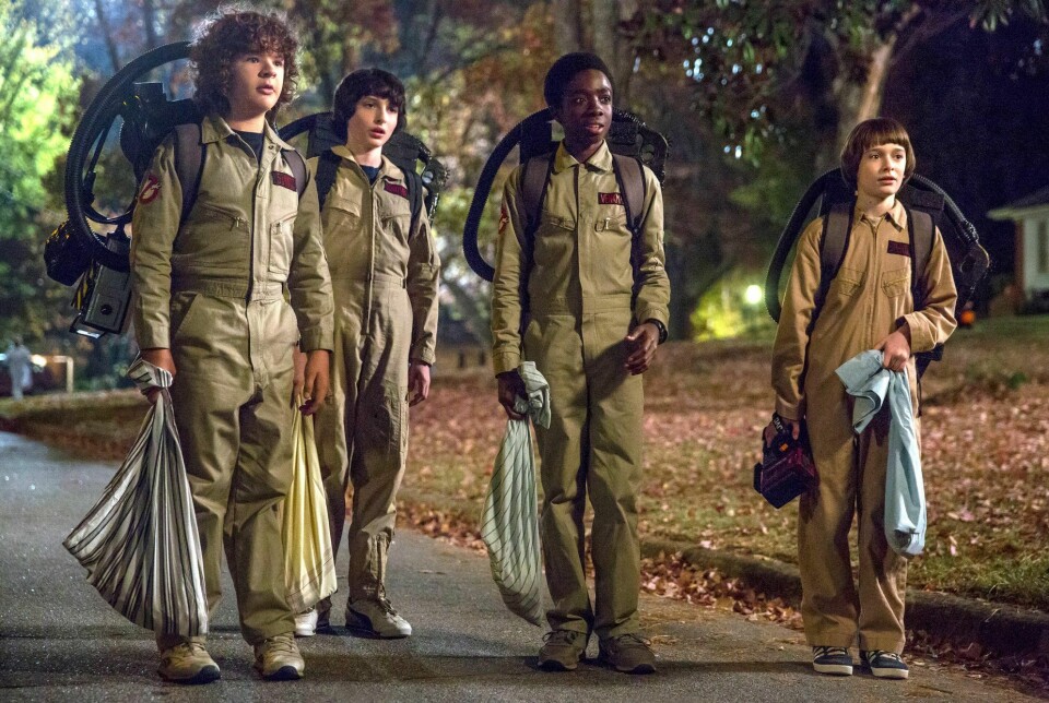 I «Stranger Things 2» var guttene (fra venstre til høyre) Dustin, Mike, Lucas og Will kledt ut til Halloween som 1980-talls-filmen «Ghostbusters».