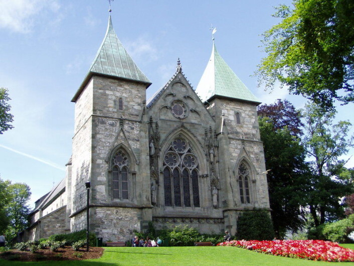 "Skjelettene ble funnet under Stavanger Domkirke i 1968, og nå studeres de på nytt. (Foto: Wikimedia Commons/Dundak)" "Skjelettene ble funnet under Stavanger Domkirke i 1968, og nå studeres de på nytt. (Foto: Wikimedia Commons/Dundak)"