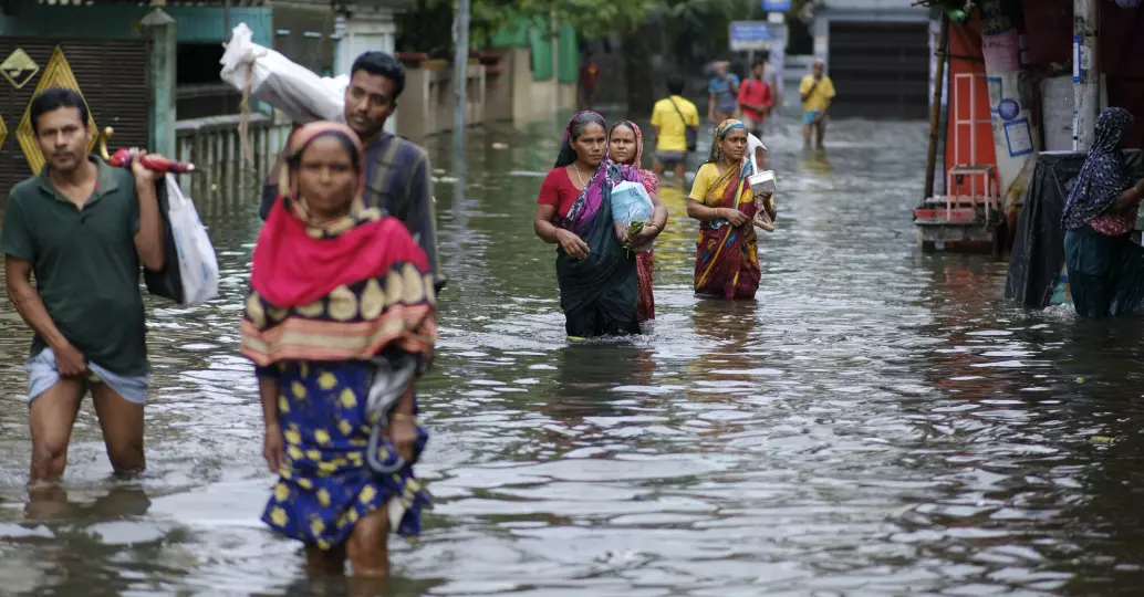 Millioner av mennesker er rammet av flommen i Bangladesh og deler av India og over 100 mennesker har mistet livet. Slik ser gatene i Sylhet nord i Bangladesh ut.