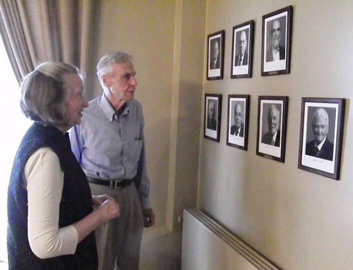 Carol og John Tate ved portrettveggen av Abelprisvinnere, Abelrommet i Vitenskapsakademiet. (Foto: Arnfinn Christensen) Carol og John Tate ved portrettveggen av Abelprisvinnere, Abelrommet i Vitenskapsakademiet. (Foto: Arnfinn Christensen)