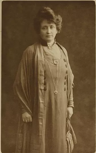 Hulda Garborg var forfatter og aktivist for å ta i bruk norsk språk, kultur og tradisjoner. Bildet er fra 1912.