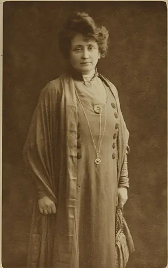 Hulda Garborg var forfatter og aktivist for å ta i bruk norsk språk, kultur og tradisjoner. Bildet er fra 1912. Hulda Garborg var forfatter og aktivist for å ta i bruk norsk språk, kultur og tradisjoner. Bildet er fra 1912.