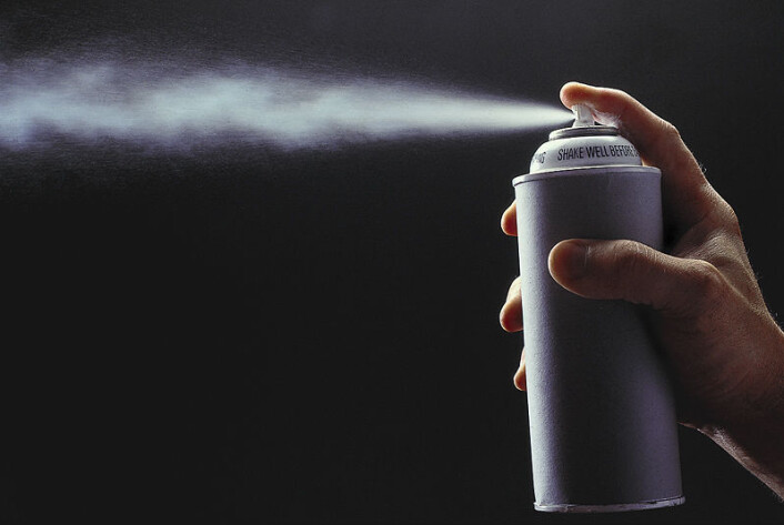 "Sprayen inneholder de to lokale bedøvelsesmidlene lidocaine og prilocaine og skal sprayes på penis fem minutter før samleie. (Illustrasjonsfoto: www.clipart.com)" "Sprayen inneholder de to lokale bedøvelsesmidlene lidocaine og prilocaine og skal sprayes på penis fem minutter før samleie. (Illustrasjonsfoto: www.clipart.com)"