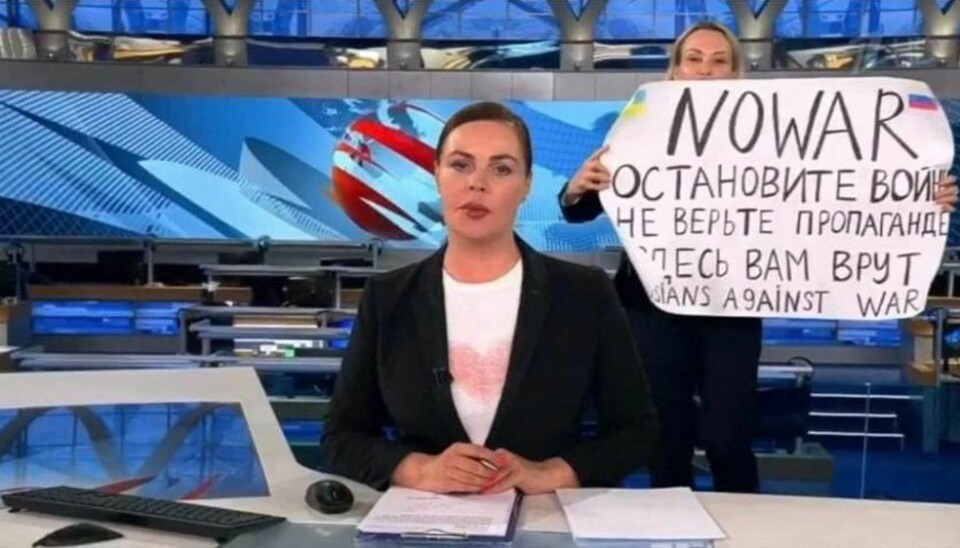 14. mars stormet TV-produsenten Marina Ovsyannikova en nyhetssending og viste en plakat med et tydelig antikrigsbudskap. Russiske medier får ikke bruke ordet «krig» i forbindelse med invasjonen av Ukraina, så for å gjengi hendelsen måtte Novaya Gazeta sladde ord fra plakaten.