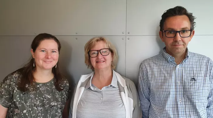 De snakker om flått og vaksiner: Gunnveig Grødeland (fra venstre), Susanne Dudman og Even Fossum.