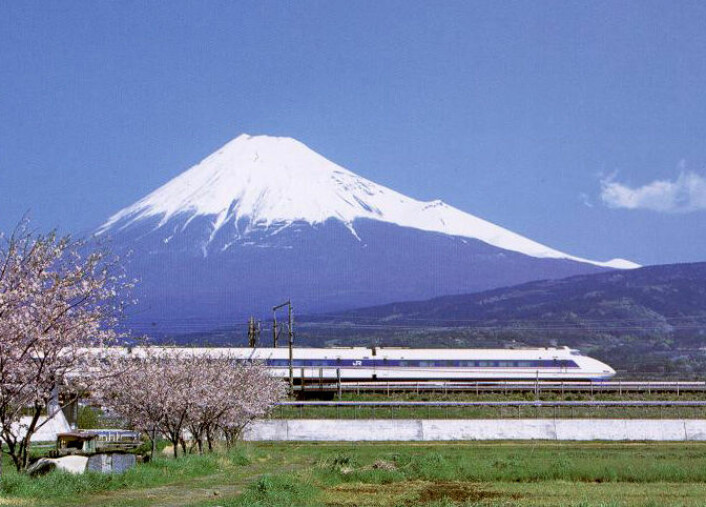 "Det japanske hurtigtoget Shinkansen foran Fuji-fjellet. (Foto: Wikimedia)"