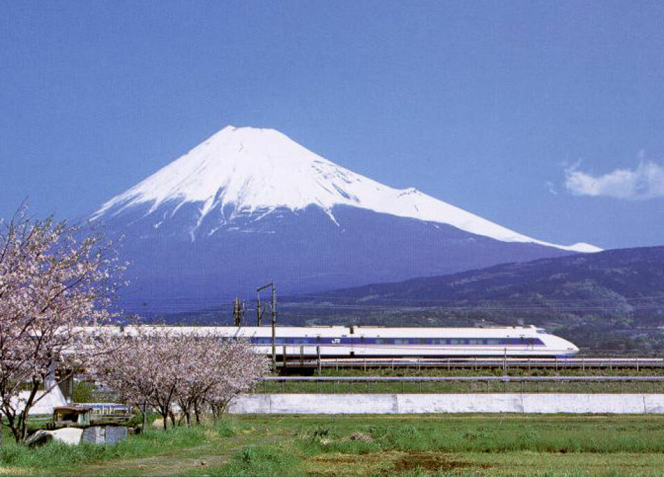 'Det japanske hurtigtoget Shinkansen foran Fuji-fjellet. (Foto: Wikimedia)'