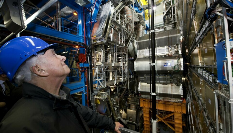 Peter Higgs betrakter maskinen som fant partikkelen han spådde flere tiår før.