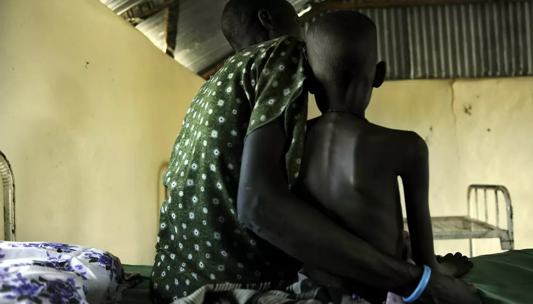 En mor holder rundt datteren sin, innlagt med malaria og anemi på en klinikk i Sør-Sudan. Nå gir bergensledet forskning håp for flere barn med kombinasjonen av de to sykdommene.