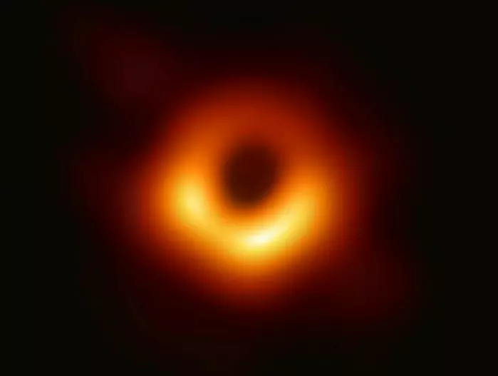 I april 2019 klarte forskere for første gang å ta et bilde av et supermassivt svart hull. Det svarte hullet finnes i midten av vår største nabo-galakse M87, også kalt Virgo A, som ligger om lag 55 millioner lysår fra jorden.