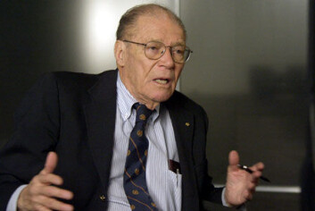 "Robert McNamara gestikulerer mens han intenst forteller fra sitt liv. (Foto:CTN)" "Robert McNamara gestikulerer mens han intenst forteller fra sitt liv. (Foto:CTN)"