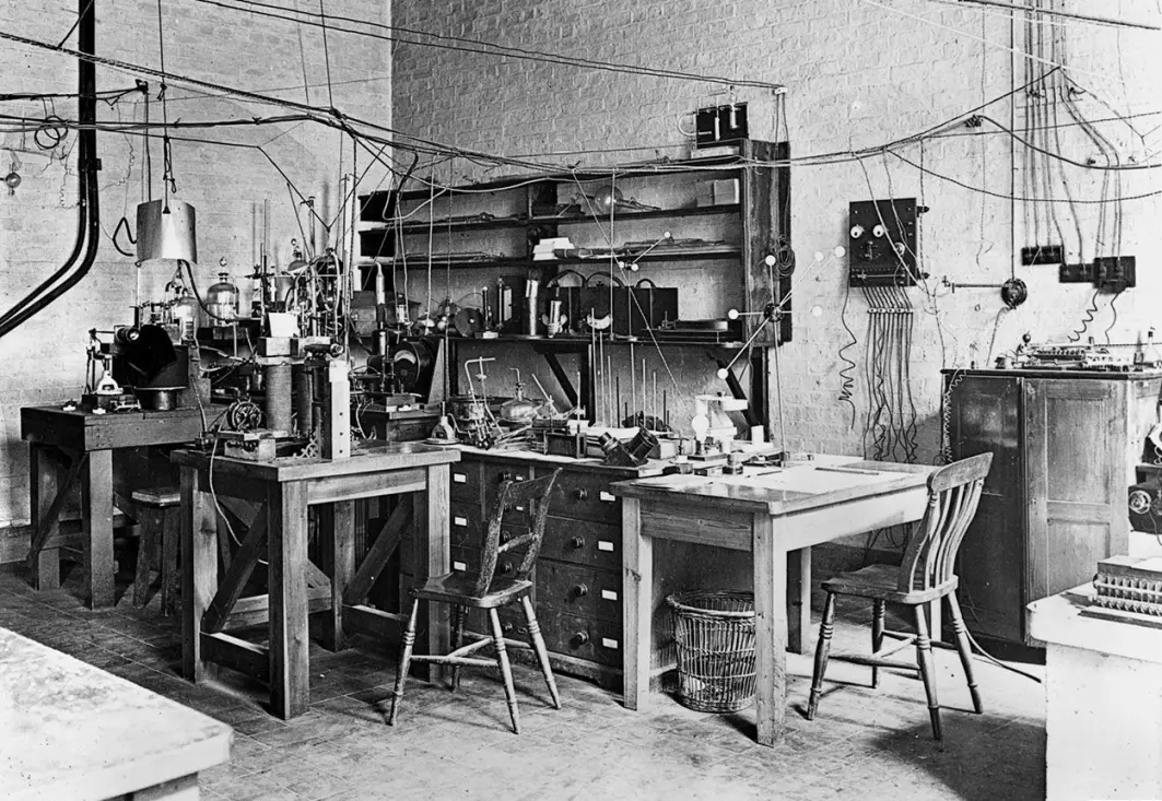 Kontrasten til dagens partikkelfysikk kunne ikke vært større: Her er Ernest Rutherfords laboratorie, der han jobbet tidlig på 1900-tallet.