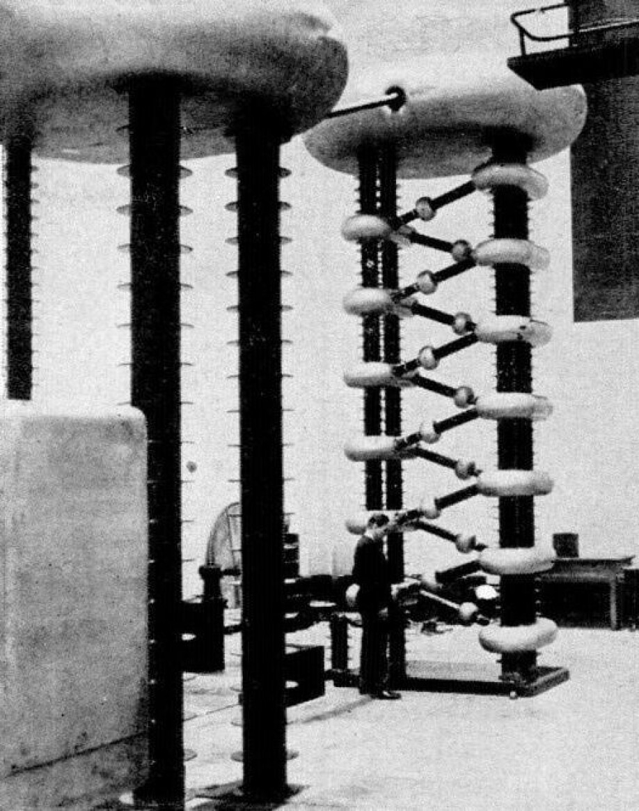 En Cockroft-Walton-generator ved Oxford University i 1948. Generatoren ble brukt til å lage voldsom elektrisk spenning, som så kunne benyttes til å akselerere partikler.