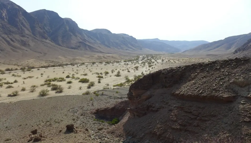 Denne U-formede ørkendalen i Kaokoland nordvest i Namibia har en gang i tiden blitt formet av en isbre og ble deretter til en dyp fjord, mener forskerne. Tenk på Sognefjorden eller en annen norsk vestlandsfjord. Denne U-formede ørkendalen i Kaokoland nordvest i Namibia har en gang i tiden blitt formet av en isbre og ble deretter til en dyp fjord, mener forskerne. Tenk på Sognefjorden eller en annen norsk vestlandsfjord.