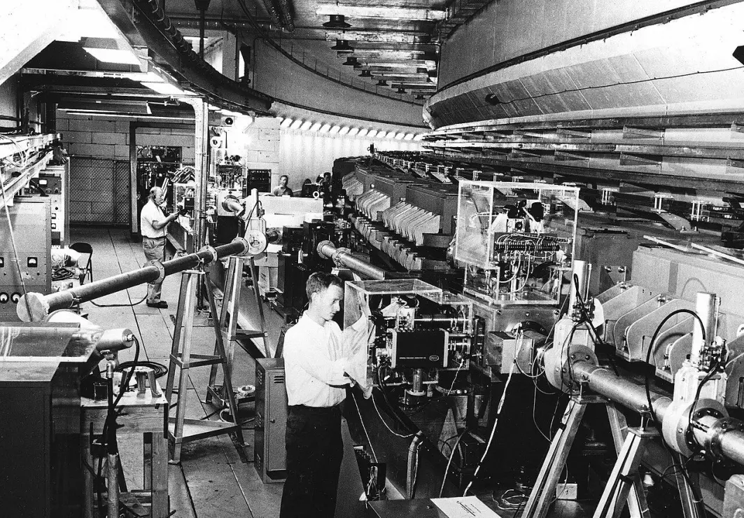 Bildet viser Alternating Grdient Synchrotron, som ble bygd ved Brookhaven National Laboratories i 1960.