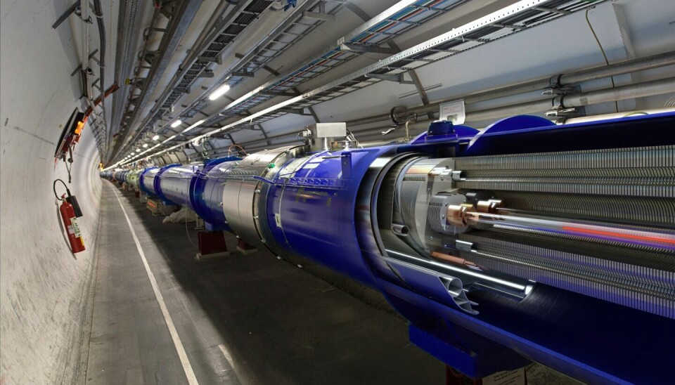 I LHC ved CERN går to stråler av partikler i hver sin retning ved siden av hverandre, i en 27 kilometer lang underjordisk tunnelbane. På bildet er de to strålene tegnet inn som en blå og en rød stråle i midten av den gjennomskårne banen.