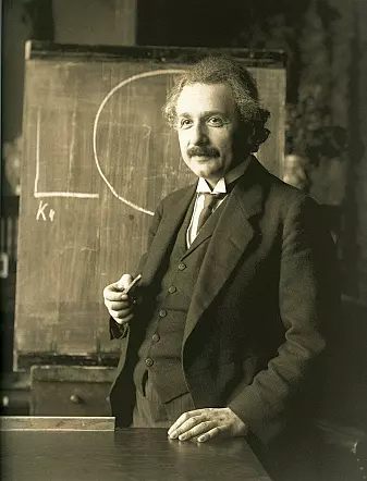 Albert Einstein, under en forelesning i 1921.