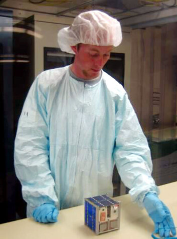"Tvillingen NCUBE1 (Rudolf) er svært lik NCUBE2. Her er Åge-Raymond Riise fra ESAs tekniske senter ESTEC på besøk ved California Polytechnic State University. Foto: Calpoly" "Tvillingen NCUBE1 (Rudolf) er svært lik NCUBE2. Her er Åge-Raymond Riise fra ESAs tekniske senter ESTEC på besøk ved California Polytechnic State University. Foto: Calpoly"